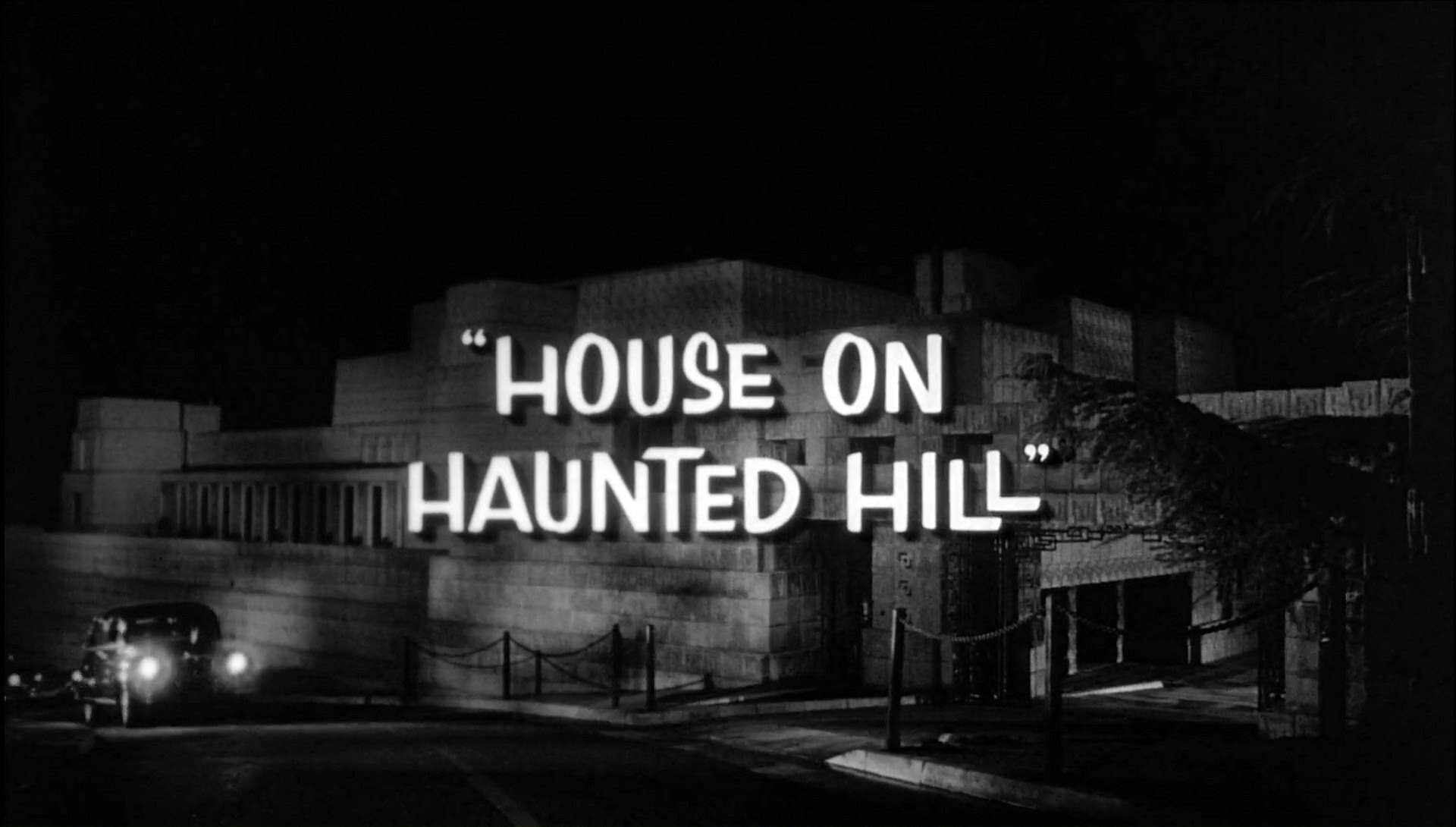 Дом вдалеке. The house is on the side. Красивые дома ночью. Американский дом двор. Коттедж у моря.